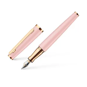 Lapicera Otto Hutt D06 Bold Pink con plumín M de acero inoxidable, cuerpo lacado en rosa suave y detalles dorados, diseño sofisticado y moderno para escritura de lujo