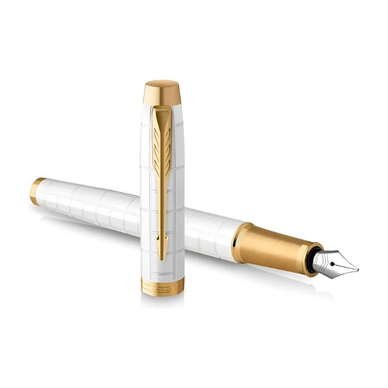 lapicera-parker-im-premium-pearl-gt-1 Lapicera Parker IM Premium Pearl GT con cuerpo blanco nacarado y detalles dorados, plumín metálico y estuche elegante, combinación de lujo y precisión en escritura.