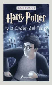 Harry Potter y la Orden del Fénix portada del libro de J.K. Rowling con ilustración de Harry Potter en Hogwarts