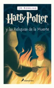 Harry Potter y las Reliquias de la Muerte portada del libro de J.K. Rowling con Harry Potter frente a una figura encapuchada