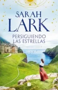 Persiguiendo las estrellas portada del libro de Sarah Lark con paisaje verde y figura femenina frente al mar