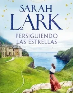 Persiguiendo las estrellas portada del libro de Sarah Lark con paisaje verde y figura femenina frente al mar