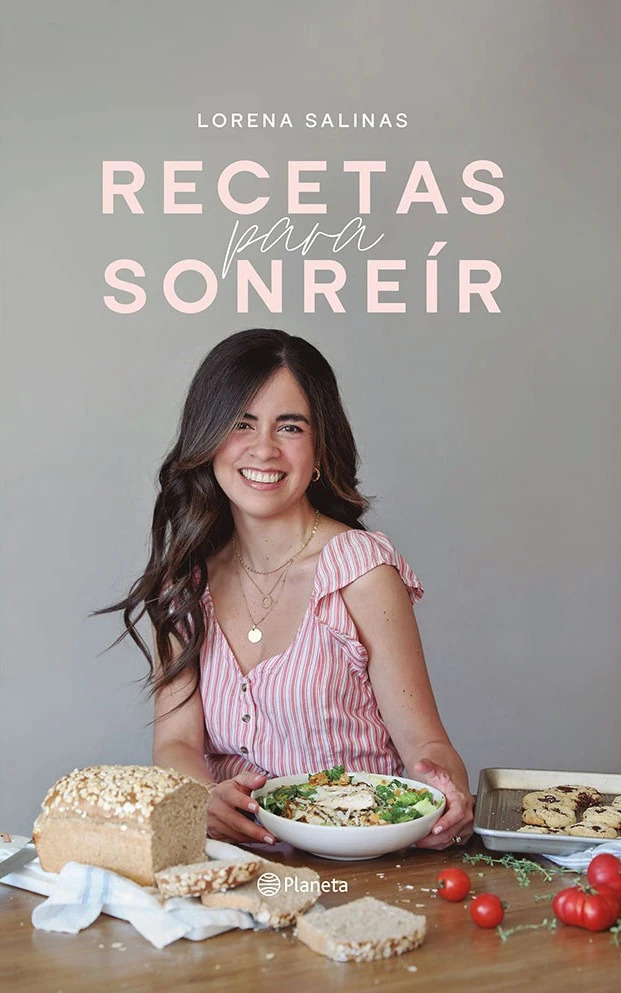 Recetas para sonreír – portada del libro de cocina saludable de Lorena Salinas Recetas para sonreír portada del libro de cocina con autora presentando platos saludables