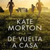 Portada del libro De vuelta a casa de Kate Morton con tres figuras corriendo hacia una casa en el campo al atardecer