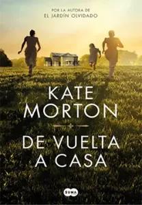 Portada del libro De vuelta a casa de Kate Morton con tres figuras corriendo hacia una casa en el campo al atardecer