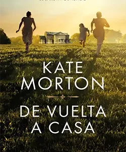 Portada del libro De vuelta a casa de Kate Morton con tres figuras corriendo hacia una casa en el campo al atardecer